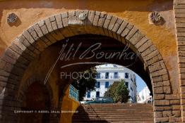 Image du Maroc Professionnelle de  Médina de Casablanca détail de la La fameuse Porte de la Marine ou Bab El Marsa de la Médina de Casablanca, le passage obligé des personnes et des marchandises jusqu'à l'ouverture du boulevard Félix Houphouët-Boigny pour l'arrivée du président de la République française Alexandre Millerand qui effectuait en 1922 un voyage au Maroc et dans les pays de l'Afrique du nord, Vendredi 10 juillet 2009. au fond l'hôtel central, Vendredi 10 juillet 2009. (Photo / Abdeljalil Bounhar) 